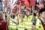 Se billederne: Topforhandlere mødt af sexdukke og julemand