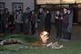 Margrethe og Frederik kigger på døde dyr