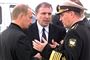 Putin havde kun været Ruslands præsident i fire måneder, da ubåden Kursk sank. Billedet her er taget 22. august 2000, da ubåden havde ligget ti dage på havets bund. På det tidspunkt stod det klart, at alle 118 besætningsmedlemmer var omkommet. En mindeceremoni var arrangeret til 23. august, men familierne til de omkomne fik den aflyst. (Arkivfoto)