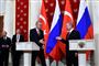 Tyrkiets præsident, Recep Tayyip Erdogan, trykker hånd med Ruslands præsident, Vladimir Putin, efter deres møde onsdag.