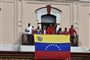 Nicolas Maduro taler fra præsidentpaladset til sine tilhængere, mens oppositionen forsøger at afsætte ham.
