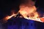 Brandfolk kæmper fredag aften med at slukke en voldsom brand i Rønde Efterskole.