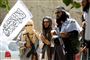 Medlemmer af Taliban fejrer en begrænset våbenhvile i juni sidste år i Nangarhar provinsen. Kilder i Taliban i Afghanistan siger til Reuters, at der under fredsforhandlinger i Qatar er blevet udarbejdet en skitse til en aftale, som vil kunne bane vej for våbenhvile og en ny situation i landet. (Arkivfoto).