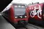 En slåskamp på Ryparken Station gik galt, da en af de involverede faldt ned på togskinnerne og blev ramt af et tog. Den tilskadekomne er uden for livsfare.