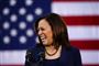 Den amerikanske senator Kamala Harris taler på Frank K. Ogawa Plaza i hjembyen Oakland søndag.