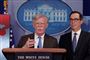 National sikkerhedsrådgiver John Bolton og finansminister Steven Mnuchin annoncerer sanktioner mod Venezuelas statsejede olieselskab fra Det Hvide Hus.