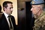 Generalløjtnant Michael Lollesgaard i samtale med daværende udenrigsminister Kristian Jensen (V). (Arkivfoto).