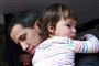 Venezuelas selvudråbte præsident, Juan Guaidó, krammer sin etårige datter, Francisco de Miranda, foran familiens hjem nær Caracas.