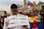 En deltager ved lørdagens demonstration holder et hjemmelavet skilt med teksten "Væk med lænker - frihed" og "Frit Venezuela, ja det var muligt".