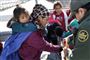 Migranter fra Mellemamerika tilbageholdes af en amerikansk grænsevagt efter at have krydset grænsen fra Mexico til USA fredag. Nu skal yderligere 3750 soldater sendes til den sydvestlige del af grænsen, hvor deres opgave bliver at støtte grænsevagterne.