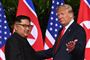 Præsident Donald Trump har talt om "enorme fremskridt" i forhandlingerne om atomnedrustning, men ifølge FN er der ikke tegn på, at Nordkorea begrænser sit atomarsenal. Her ses Trump og Nordkoreas leder, Kim Jong-un, under forhandlinger i juni sidste år.