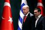 Tyrkiets præsident, Recep Tayyip Erdogan (tv), sammen med den græske premierminister, Alexis Tsipras, på vej ind til pressemøde i Ankara.
