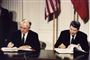 INF-traktaten fra 1987 om stop for atomare mellemdistanceraketter i Europa var et stort skridt i retning af afspænding. Her bliver aftalen underskrvet af sovjetunionens leder, Mikhael Gorbatjov (tv) og USA's præsident, Ronald Reagan.
