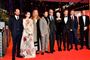 Den danske instruktør Lone Scherfigs film "The Kindness of Strangers" blev torsdag vist på Berlinalens åbningsaften. Her ses Scherfig (tredje fra venstre) med skuespillerne fra filmens stjernespækkede rolleliste.