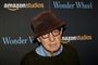 Gamle anklager om misburg af adoptivdatter har ifølge Woody Allen fået Amazon til at bryde en filmkontrakt. Instrutøren finder anklagerne "ubegrundede" og sagsøger derfor Amazon og kræver meget stor erstatning.