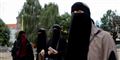 Medlemmer af gruppen "Kvinder i Dialog" protesterer mod tildækningsforbuddet ved at bære niqab.