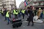 Demonstranter fra bevægelsen "De Gule Veste" går her på gaden i Paris. Det er 13. weekend, at de indtager gaderne i protest mod præsidentens politik.