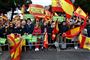 Titusindvis af mennesker med Spaniens rød-hvide flag demonstrerede søndag i Madrid for at tilkendegive, at de er imod enhver indrømmelse til Cataloniens separatistiske partier. Demonstranterne krævede samtidig, at der udskrives valg.