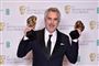 Instruktøren Alfonso Cuaron kan tage to bronzestatuetter med sig hjem efter søndagens Bafta-prisuddeling. Her modtog han en pris for bedste instruktør og bedste film - begge i forbindelse med Netflix-dramaet "Roma".