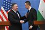 USA's udenrigsminister, Mike Pompeo (til venstre), sammen med Ungarns udenrigs- og handelsminister, Péter Szijjártó (til højre) under mandagens besøg.