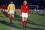 Gordon Banks spillede 73 landskampe for England. Her løber han på banen efter anfører Bobby Moore.