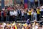 Oppositionsleder Juan Guaidó (i jakkesæt i midten) sammen med demonstranter under tirsdagens protester i Venezuela.