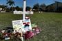 Et minde for en af de studerende, som blev dræbt ved et skoleskyderi i Parkland, Florida, for et år siden. Skudmassakren førte til en massiv kampagne mod USA's våbenlobby og kritik af medierne, som fastholdes på en hjemmeside med omtaler af skuddrab på børn og unge.