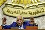 Formanden for parlamentet i Egypten, Ali Abdel-Aal, holder dagsordenen under debat om ændringer til Egyptens forfatning.