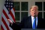 Præsident Donald Trump siger i en længere udtalelse fredag foran Det Hvide Hus, at der er fremskridt i forhandlingerne med Kina, men at de er komplicerede. Nyheden om, at han overvejer at forlænge fristen for at få en aftale på plads, fik aktiekurser over store dele af verden til at tage et hop opad.