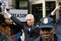 Roger Stone, der er en mangeårig ven af USA's præsident, blev i sidste måned anholdt på anmodning af specialanklager Robert Muellers kontor. Han blev kort efter løsladt mod kaution. Her ses han forlade en domstol i Washington den 1. februar 2019.