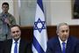 Israel Katz (til venstre) er ny udenrigsminister i Israel. Han nævnes som mulig arvtager, når premierminister Benjamin Netanyahu (til højre) engang trækker sig tilbage (Arkivfoto).