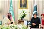 Saudi-Arabiens kronprins, Mohammed bin Salman (til venstre), sammen med Pakistans premierminister, Imran Khan (til højre), ved et pressemøde søndag.