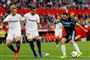 Sevillas Simon Kjær (til venstre) og forsvarskollegaen Gabriel Mercado stod i vejen for meget i onsdagens Europa League-kamp mod Lazio. På billedet er det Lazios midtbanespiller Milan Badelj, der forsøger at skyde på mål.