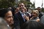 Den venezuelanske oppositionsleder og selvudnævnte præsident, Juan Guaidó, hilser på nogle af sine tilhængere i Caracas onsdag.