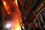 Snesevis af personer er omkommet i en brand i en fireetagers boligejendom i Dhaka, der også husede et kemikalielager. Det tog omkring 200 brandfolk over fem timer at få kontrol over flammerne, der bredte sig til andre bygninger.
