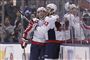 Lars Eller (20) fejrer scoringen til 3-1 med målscorer Tom Wilson (43) i mødet med Toronto Maple Leafs.