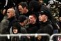 Ajax-fans ses her med blod i ansigtet, efter at en genstand kastet af en AEK Athen-fan eksploderede i Ajax-fanafsnittet.