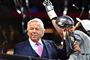 New England Patriots ejer, Robert Kraft, løfter trofæet, efter at klubben 3. februar vandt Super Bowl.