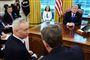 Præsident Donald Trump ser til i baggrunden, mens Kinas topforhandler Liu He (tv) taler med USA's chefforhandler Robert Lighthizer (th) i Det Hvide Hus fredag eftermiddag lokal tid. Handelssamtalerne fortsætter weekenden over.