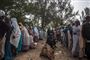 Kvinder og mænd venter i hver deres kø for at komme ind og stemme ved et valglokale i byen Kaduna lørdag morgen. Valgstedet skulle have åbnet klokken 8.00, men klokken 9.00 var dørene endnu ikke gået op. Flere af landets cirka 120.000 valgsteder meldte om forsinkelse, fordi de ikke havde fået stemmesedler, eller fordi der manglede personale.