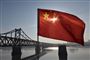 Det kinesiske flag vajer ved siden af den bro, der udgør grænsen mellem Kina og Nordkorea. Kim Jong-uns pansrede tog ventes at krydse broen på vej til Vietnam, hvor han mødes med USA's præsident Trump i den kommende uge.