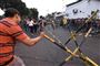 Venezuelanske demonstranter i grænsebyen Urena forsøger lørdag morgen at fjerne militærets afspærringer, så de kan komme ind i Colombia.