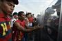 Venezuelanske demonstranter konfronterer politifolk på den colombianske side af grænsen. De kræver, at afspærringer bliver fjernet, så nødhjælp kan komme ind i det kriseramte Venezuela.