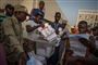 Tilforordnede er i gang med tælle stemmer op på en skole i delstaten Kaduna i Nigeria.