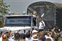 Venezuelas oppositionsleder, Juan Guaidó, hilser sine tilhængere i Cucuta på den colombianske side af grænsen fra toppen af et førerhus. Lastbilen er fyldt med nødhjælp, som præsident Nicolas Maduros regime nægter at slippe ind.