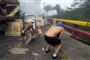 Under et forsøg på at få amerikansk nødhjælp ind i Venezuela fra Colombia støder venezuelansk militær og oppositionstilhængere sammen. Her kaster en demonstrant en molotovcocktail mod sikkerhedsstyrker på broen Francisco de Paula Santander.