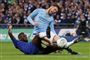 Der var masse af hårde dueller og tacklinger i søndagens Liga Cup-finale. Her er det Chelseas Antonio Rüdiger, som nedlægger Manchester Citys David Silva.