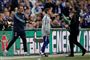 Chelsea-manager Maurizio Sarri (til venstre) var rasende, da målmanden Kepa Arrizabalaga afviste at lade sig udskifte. Assistenten Gianfranco Zola (i midten) kunne ikke hjælpe sin manager.