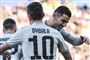 Juventus-angriberen Cristiano Ronaldo (til højre) lykønsker angrebskollegaen Paulo Dybala, som scorede det eneste mål i kampen mod Bologna.