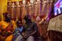 En familie i Senegal følger med, da de første resultater af søndagens valg bliver offentliggjort.